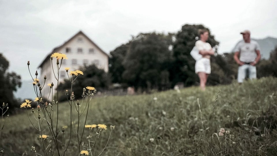 Sabrina Bundi und Philipp Gurt während des Interviews auf einer Wiese