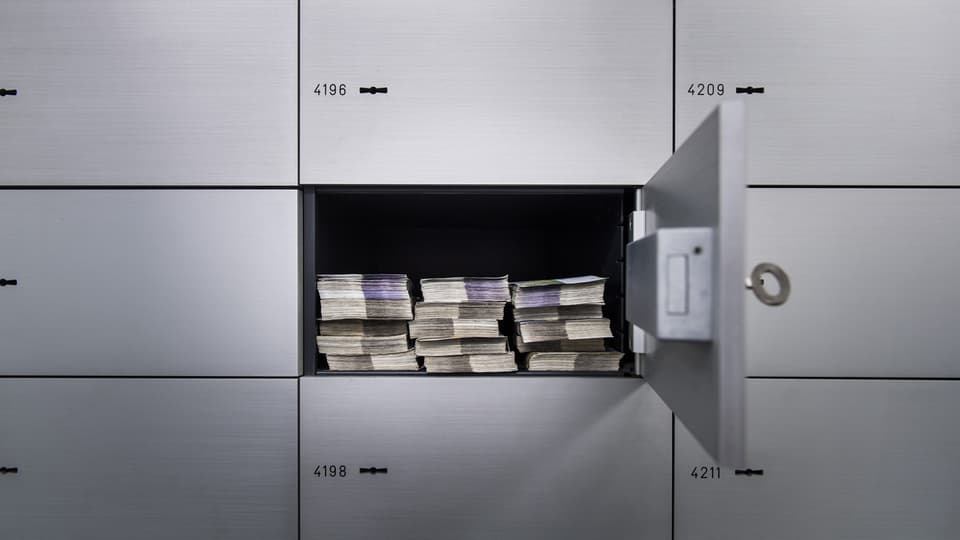 Bancnotas en in tresor da banca.