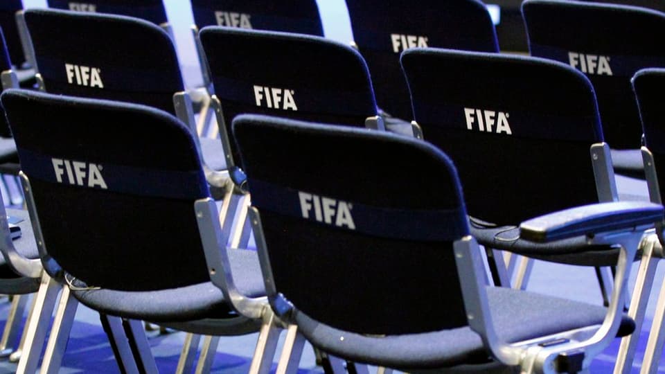 Sutgas cun l’inscripziun “Fifa”.