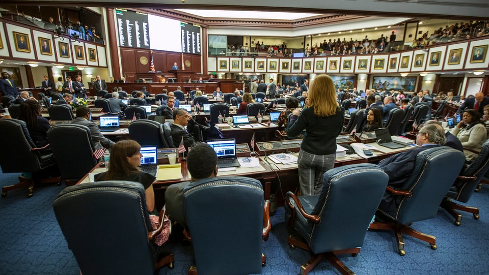 Discussiun en la chombra da represchentads dal stadi da Florida.