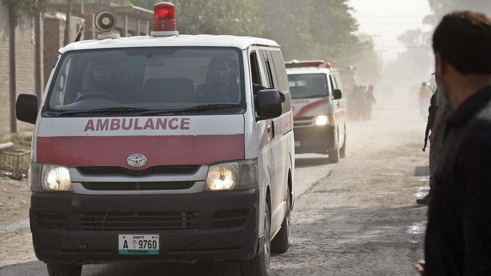 Ambulanzas transporteschan morts e blessads suenter l'attatga dal venderdi.