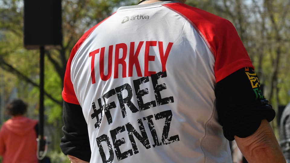 En Germania datti ina gronda unda da solidaritad per il schurnalist Deniz Yücel. 