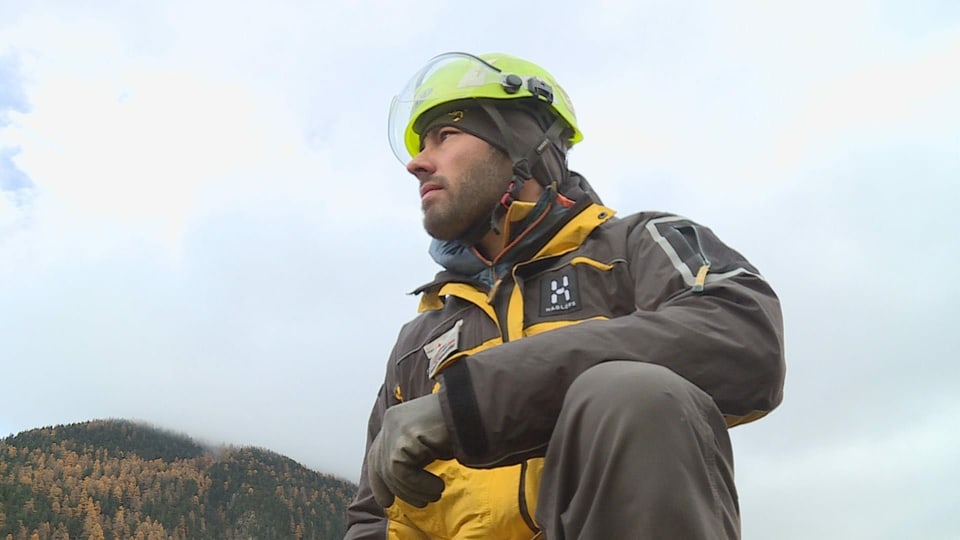 Antonin Hugentobler durant la scolaziun salvader spetga sin il helicopter.