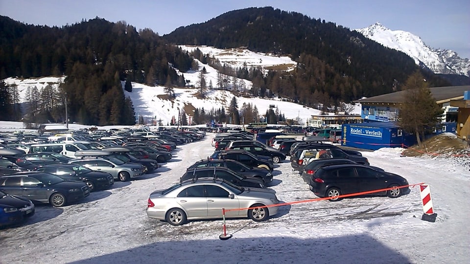 Autos sin il parcadi da la regiun da skis da Danuder