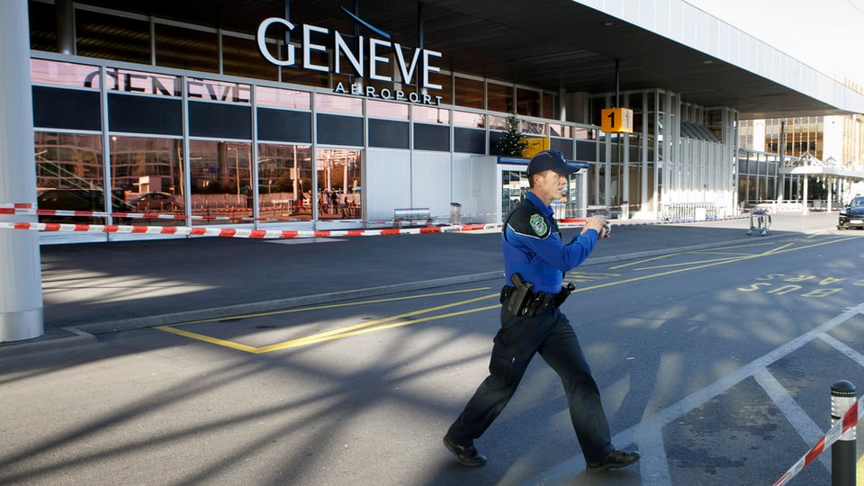 Suenter la smanatscha da bumba èn blers policists stads en acziun a l’eroport da Genevra.