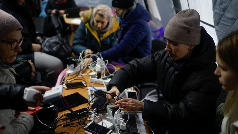 Abitants a Kiev chargian lur telefonins.