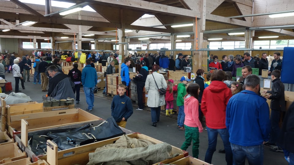 Blera glieud visita l'arena a Cazas nua ch'i vegn vendì material da l'armada