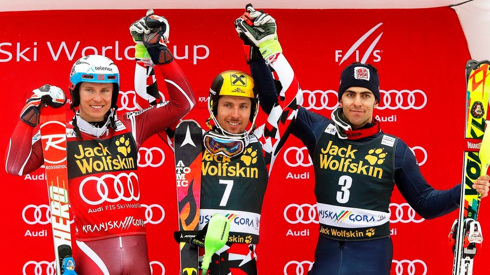 Marcel Hirscher, avant Henrik Kristoffersen (sanester) e Stefano Gross (dretg)