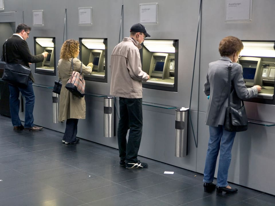 Persunas avant il bancomat: L'iniziativa per ina paja minimala senza cundiziuns vul dar a mintga burgais ina paja minimala, er sch'el na lavura betg. 
