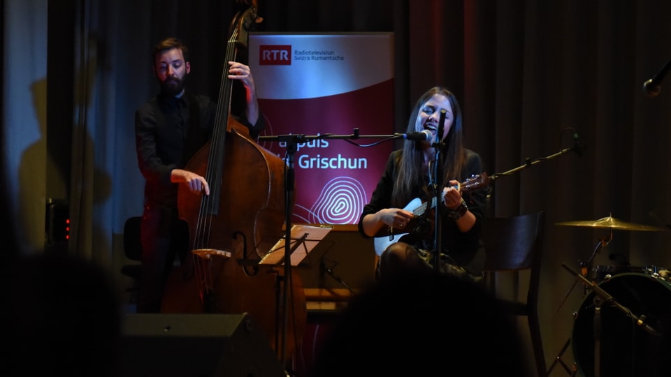 Martina Iori durant ses concert al «Da cumpagnia» a Cuira. ina guvna cun sia ukulela sin il palc.