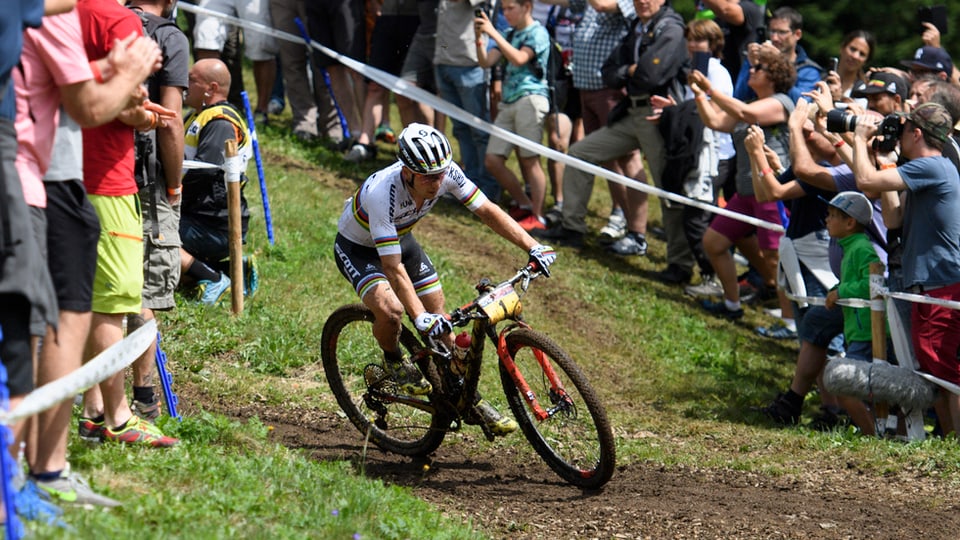 Nino Schurter durant ina cursa da cross country