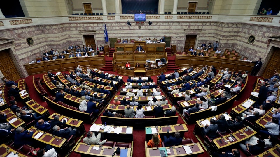 222 dals parlamentaris grecs han vuschà per il nov pachet d’agid, be 64 èn stads encunter. 