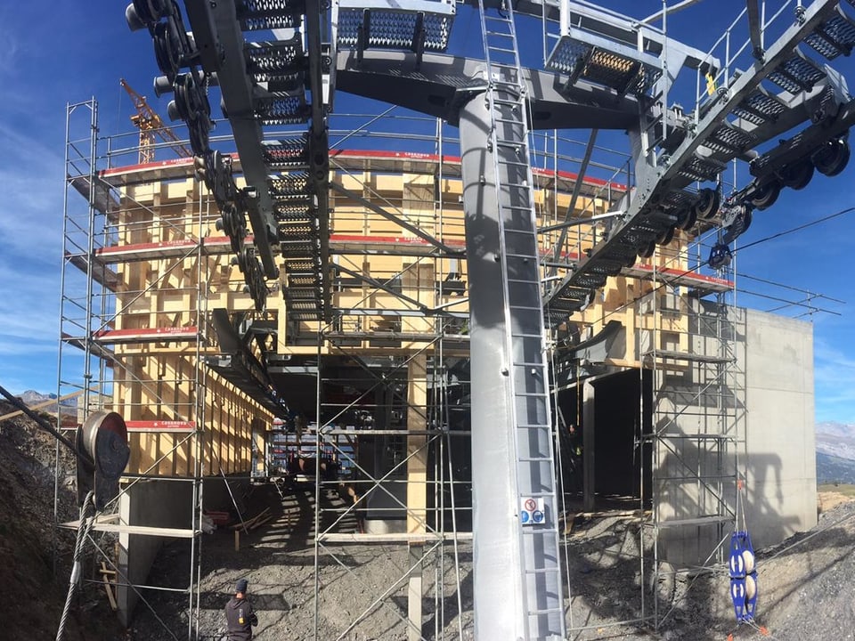 L'entrada en la staziun sisum da la nova pendiculara.