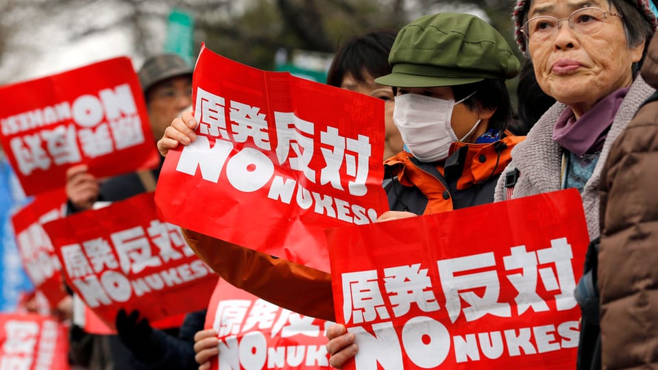 Il mars passà: Giapunais che demonstravan a Tokyo cunter ovras atomaras.