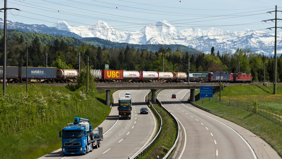 Traffic da viafier en las Alps. 