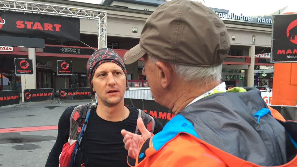 Damian Dosch da Savognin en discurs cun il president dal Swiss Irontrail, Andrea Tuffli.