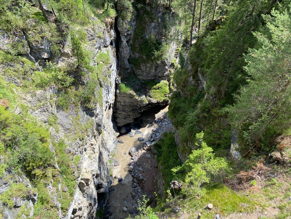 La punt che vegn sanada passa il flem da la Landwasser.