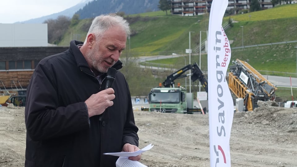 Leo Thomann, il president communal da Surses durant l'emprima badigliada da la nova pendiculara Savognin - Tigignas la primavaira da quest onn. 