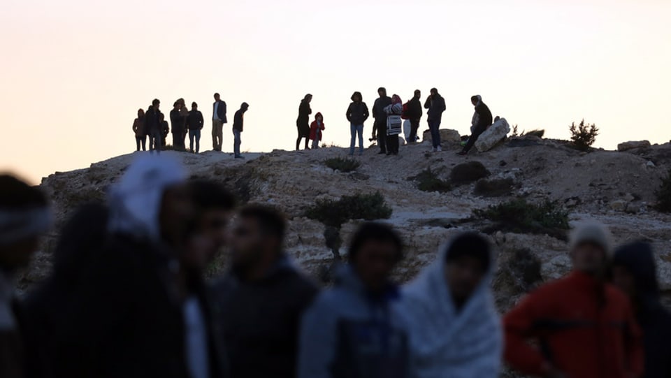 Migrants spetgan da pudair viagiar vinavant da la costa tirca en la Grezia. 