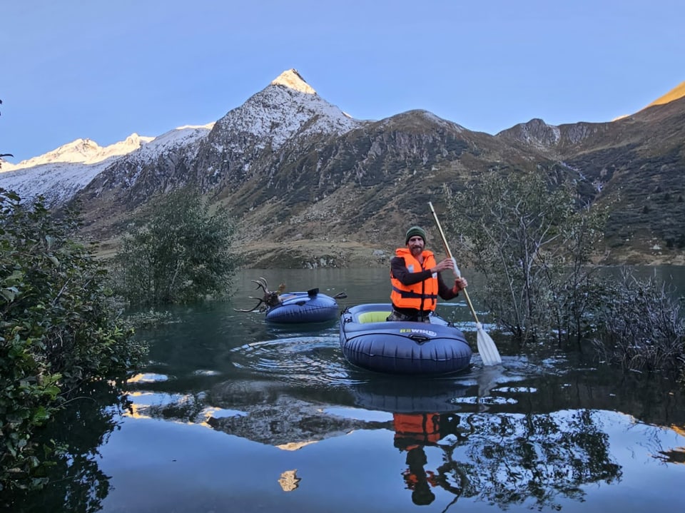 Ein Jäger im Schlauchboot, in einem zweiten Boot die Beute.