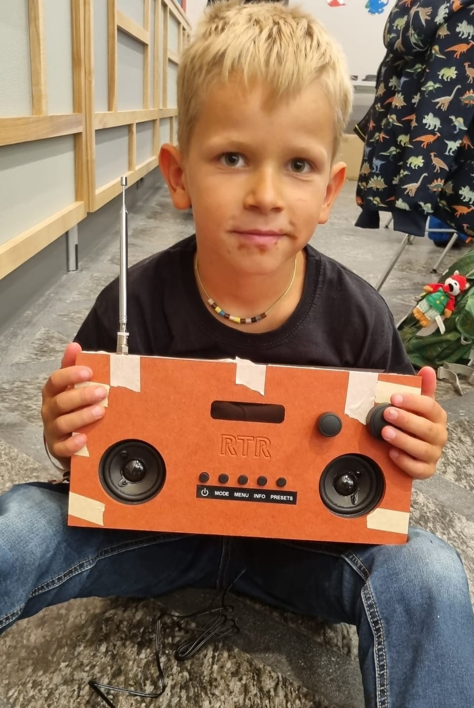 Die Kinder vom Ferienpass Malix-Churwalden-Parpan haben ein Radio DAB+ gebaut.