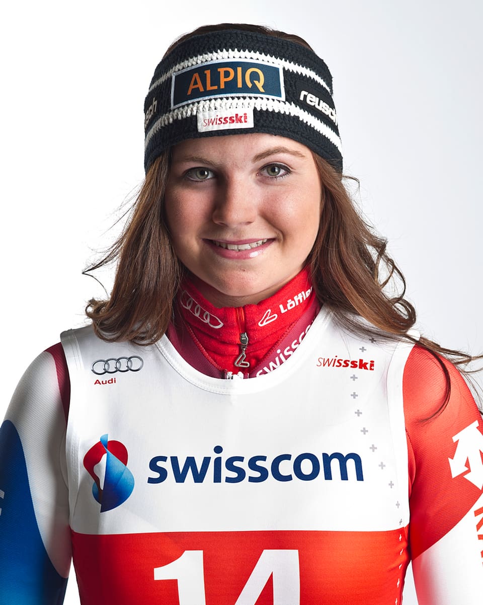 Luana Flütsch en il dress da la squadra naziunala da skis.