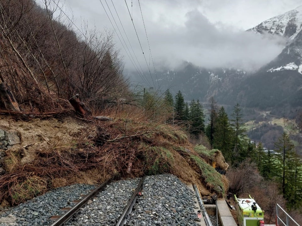 Erdrutsch bei Cadera, Bahnlinie zwischen Pontresina und Poschiavo gesperrt.