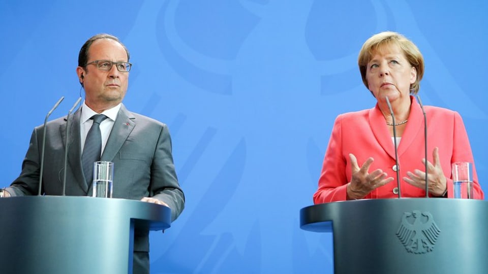 François Hollande ed Angela Merkel al pult avant las medias. 
