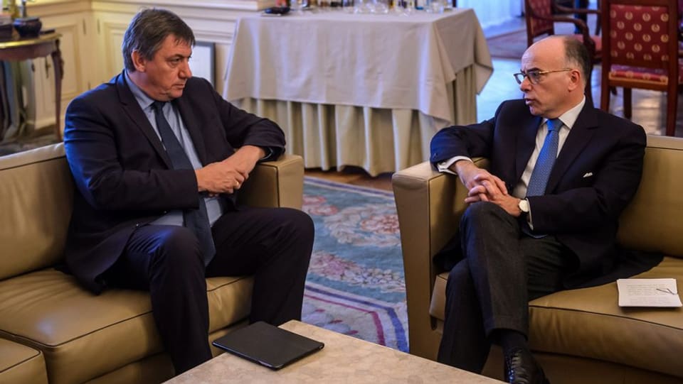 Ils ministers da l'intern Bernard Cazeneuve (F) e Jan Jambon (B) sesan sin canapé e discurran dals attentats da Paris
