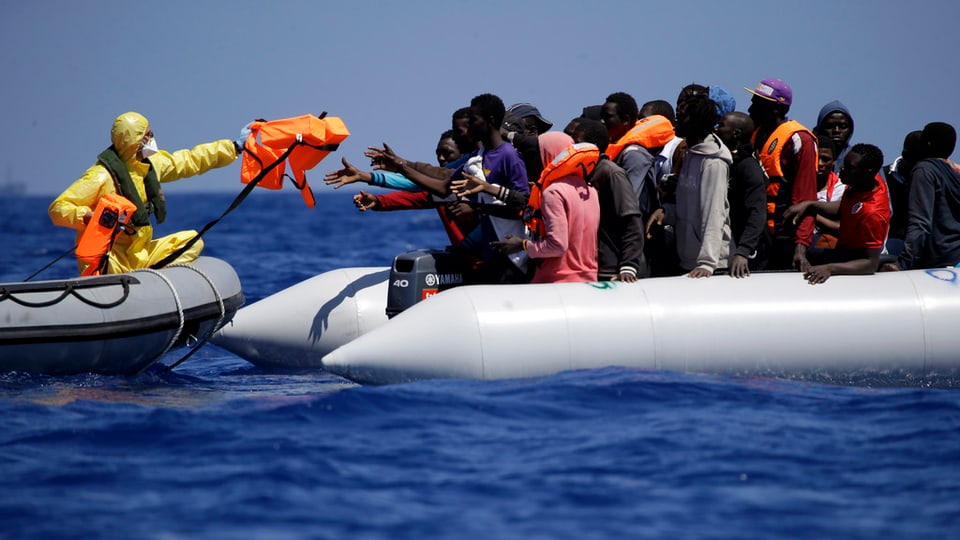 Fugitivs da bartga sin la Mar mediterrana.