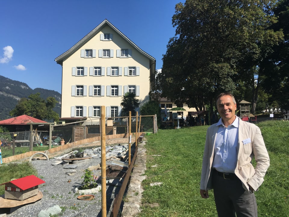 Reto Mischol, dapi 25 onns psicolog en la chasa da terapia Fürstenwald.