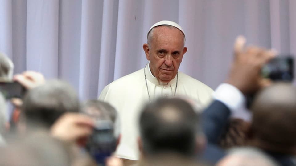 Papa Francestg è arrivà en la Pologna per sia visita da 5 dis. 