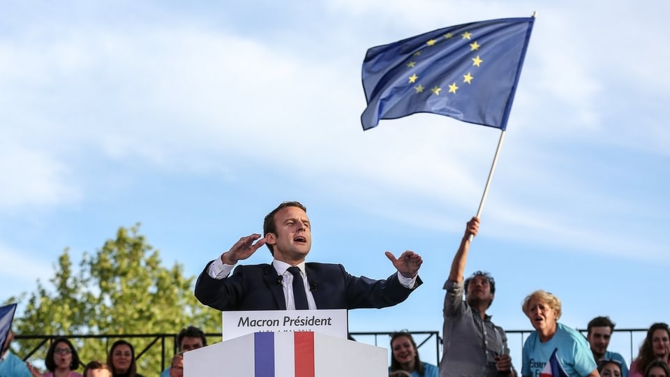 Emmanuel Macron va en la cursa sco favorit.