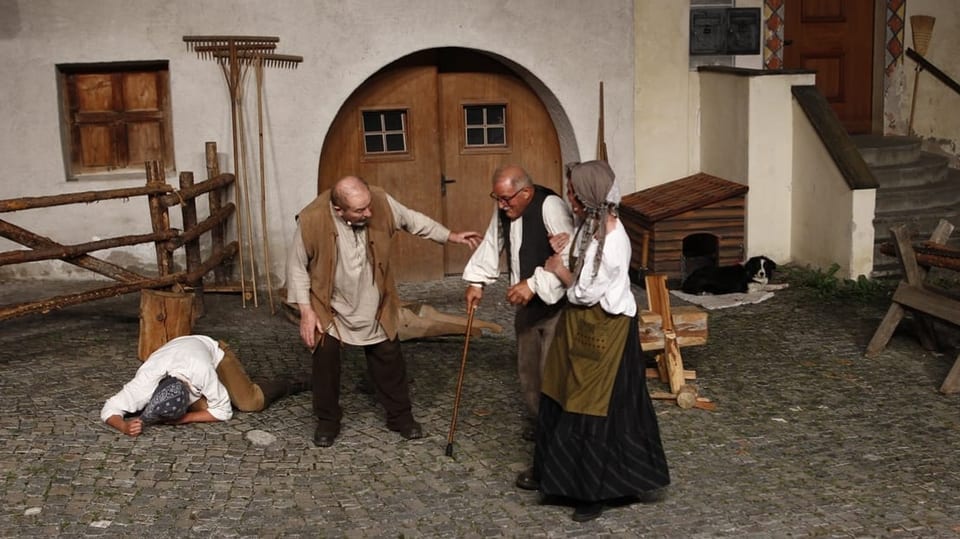 Girunvalla liegt am Boden, der Vater mit dem Laufstock  ist wütend