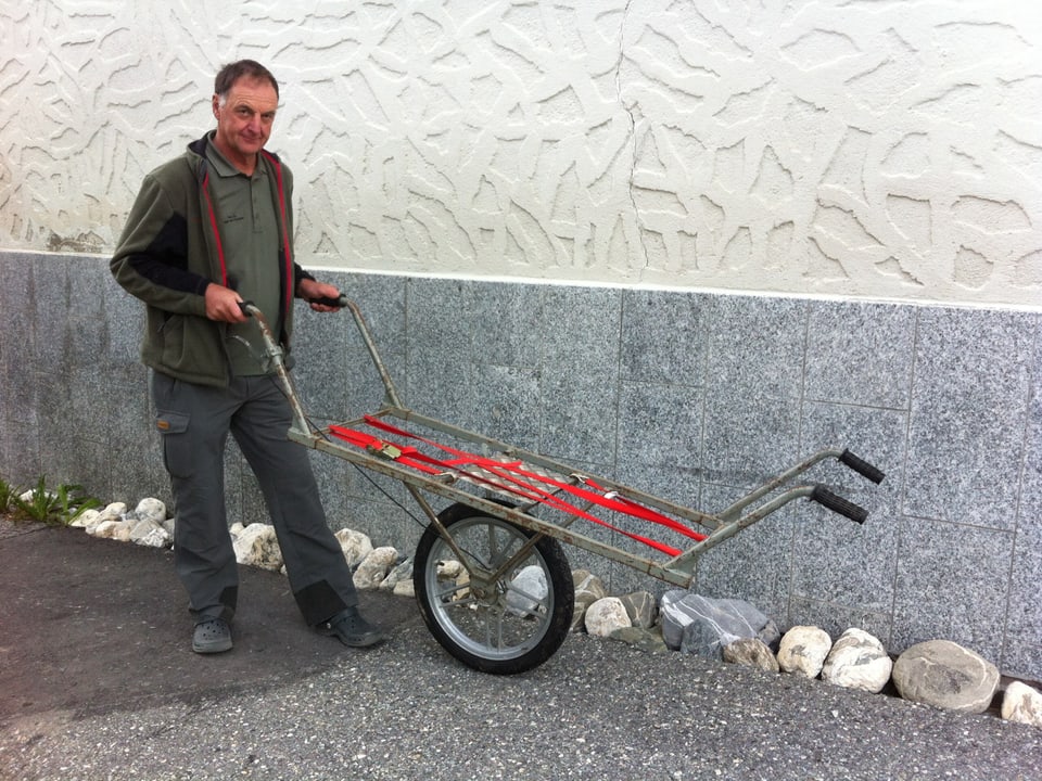 Il chatschader ed inventader Geni Ballat cun ses car da transportar la selvaschina