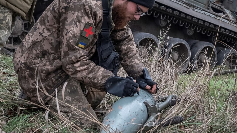 Schuldà da l'Ucraina scriva sin ina bumba da 2S7 Pion a la front en la regiun Cherson, ils 9 da november..