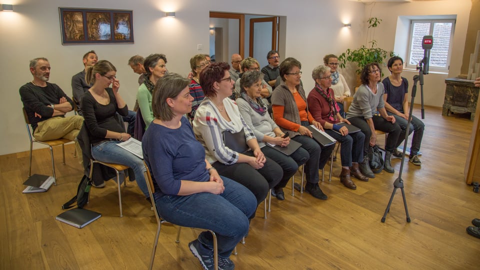 Impressiun d’agl exercizi da chant en sala da la chasa pravenda.