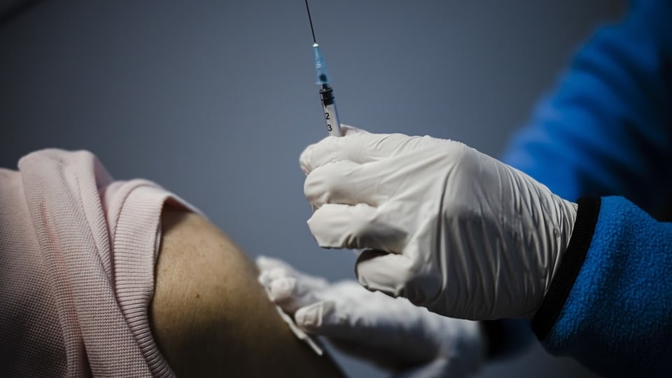 Foto d'ina persuna che vegn vaccinada.