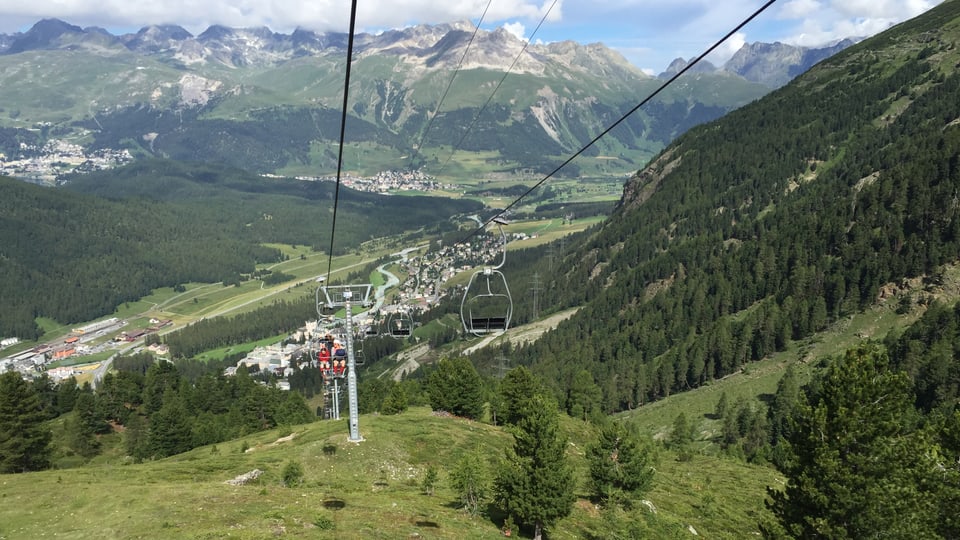 Davent da la sutgera da Languard vesan ins ils cumins da l'Engiadin'Ota.