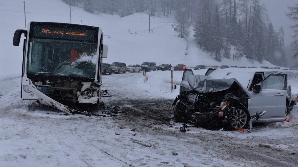 Davos-Wolfgang: Frontalkollision mit Linienbus fordert sechs verletzte Personen. Drei davon wurden schwer verletzt.