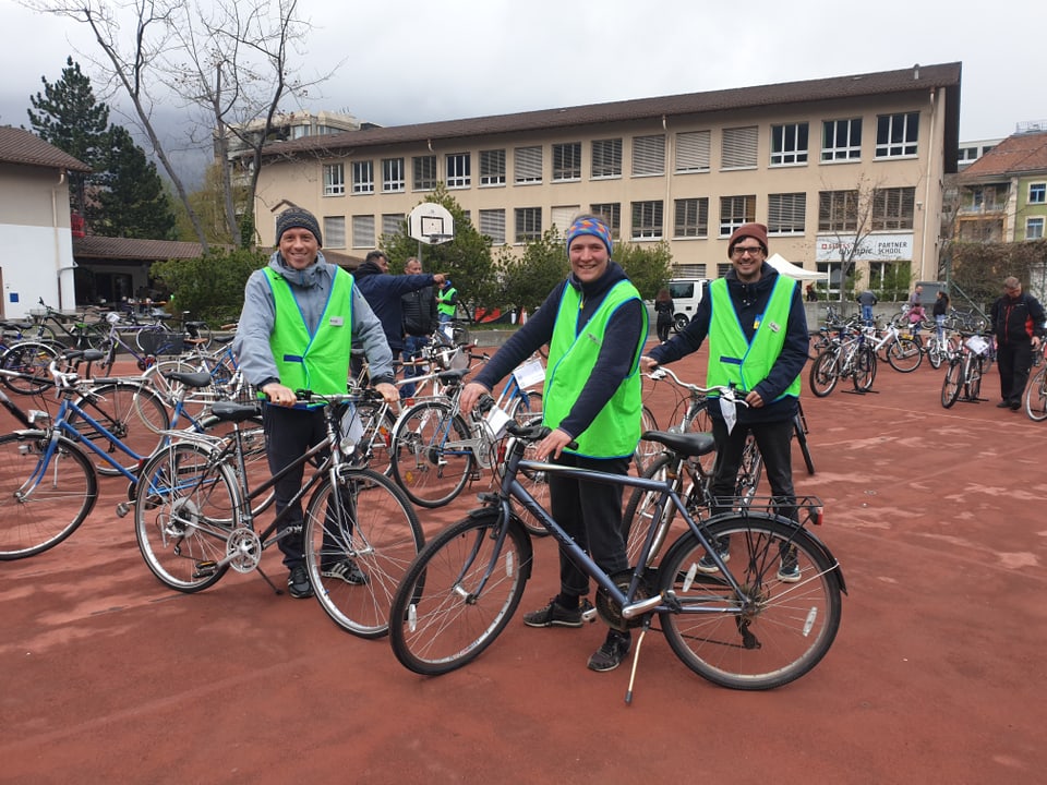 Dus umens ed ina dunna che portan in vesta verda e che tegnan in velo.