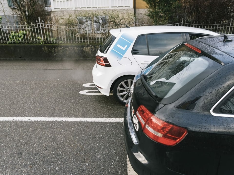 In auto da scola che emprova da parcar.