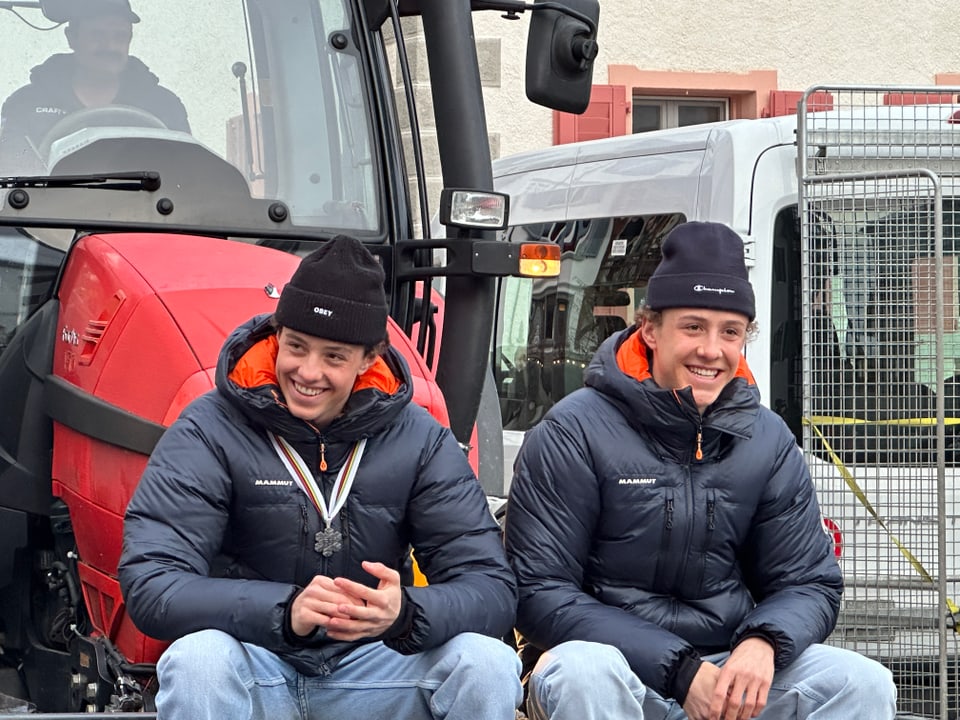 Isai e Noé Näff auf dem Traktor wöhrend des Umzugs in Sent