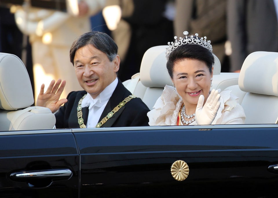 L'imperatur Naruhito e l'imperatura Masako en in cabrio.