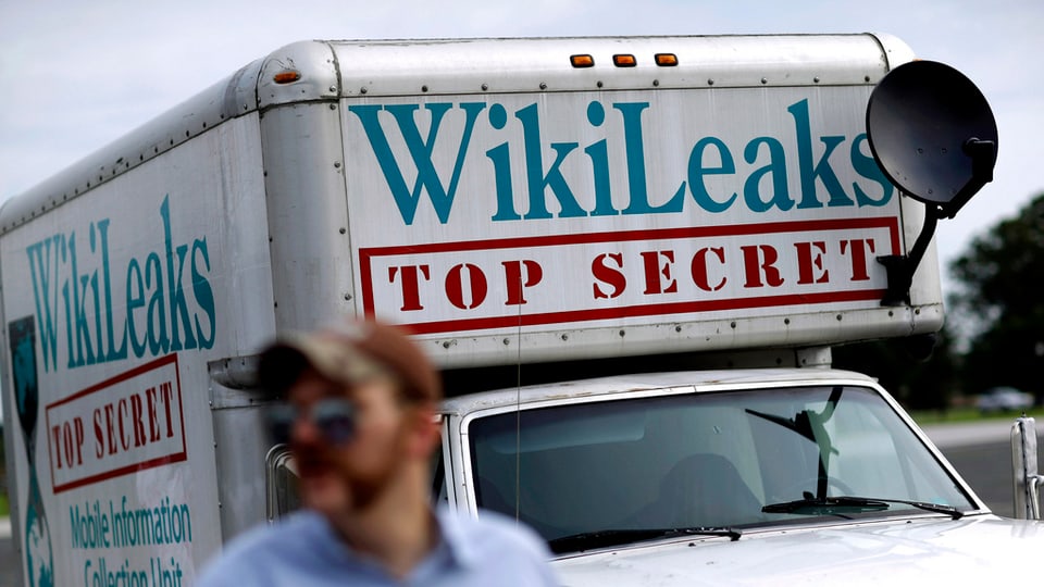 camiunetta cun l'inscripziun wikileaks, top secret