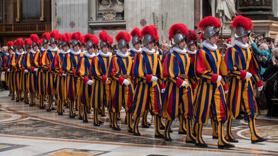 Gardists svizzers en baselgia. 