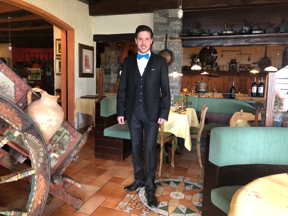 Purtret da Flavio Deflorin che porta vestgì cun tschitta.
