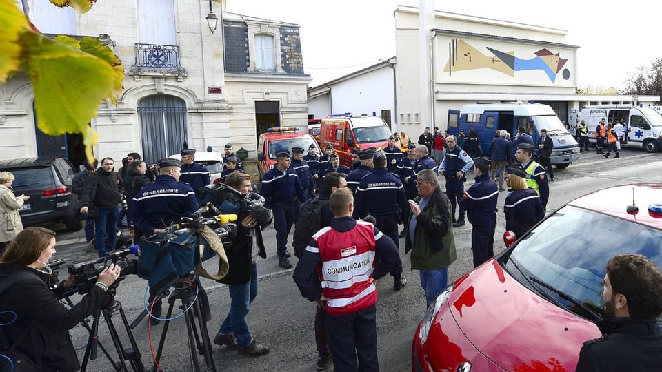 Collavuraturs da medias stattan sper policists franzos suenter l'accident.