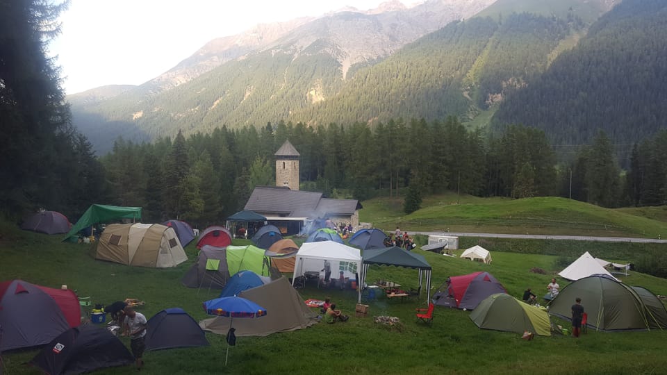 L’Open Air Chapella cun sias tendas da durmir e la vista sin la tribuna.