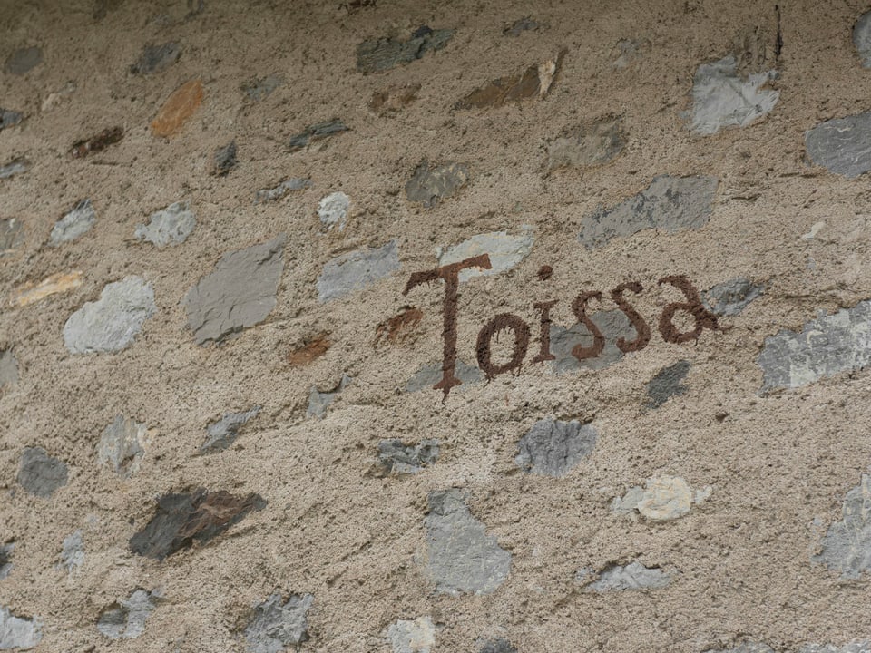 Toissa geschrieben auf Hauswand